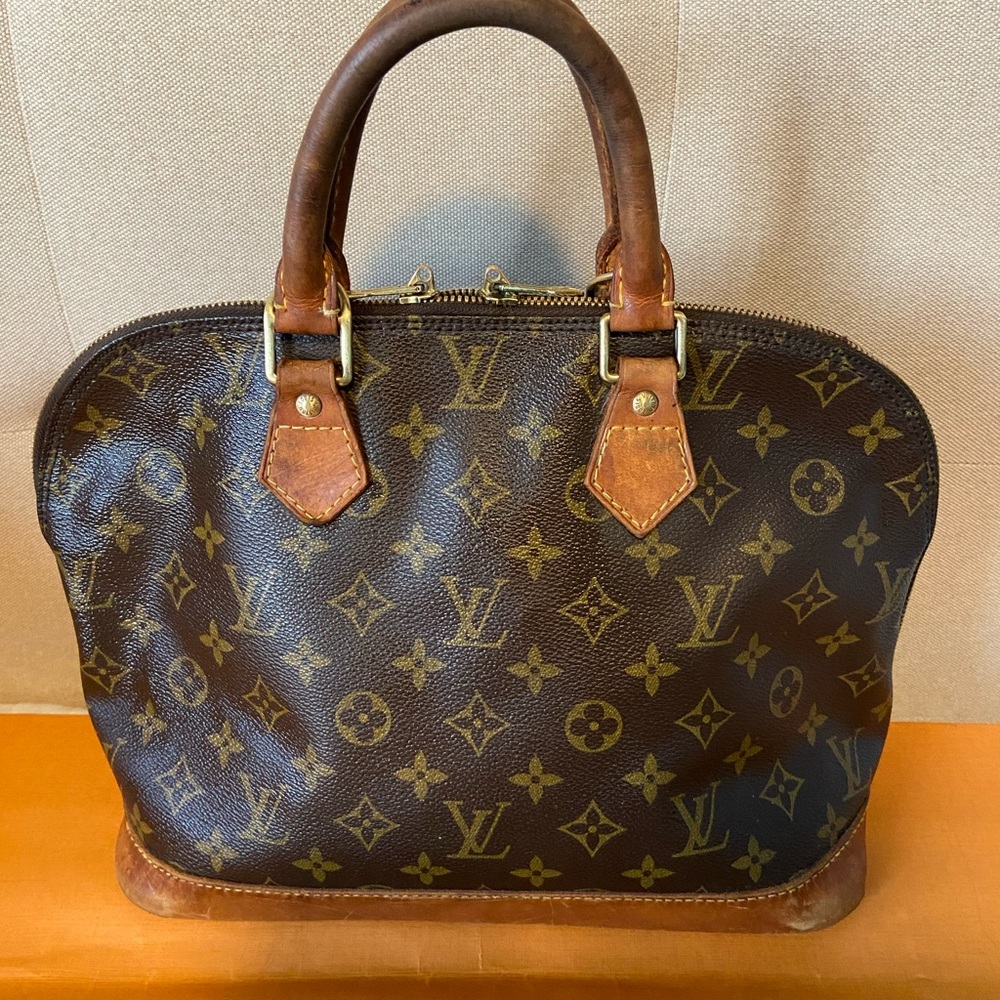 Authentic Louis Vuitton Alma monogram